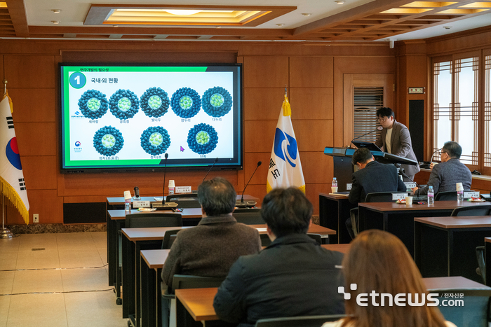 경북농업기술원이 미래농업 실현을 위한 연구개발과제를 심의하고 있다.