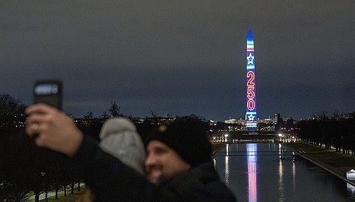 미국 건국 250주년을 기념하기 위해 새해 전야 조명으로 빛나는 워싱턴 기념탑. 사진=연합뉴스
