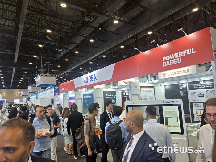 '2026 두바이 의료기기 전시회(WHX Dubai 2026)'의 대구공동관에 해외 바이어들이 관심을 갖고 둘러보고 있다.