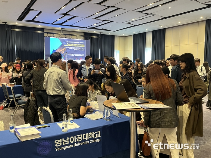 키르키즈스탄 학생들이 영남이공대학교 부스에서 상담을 받고 있다
