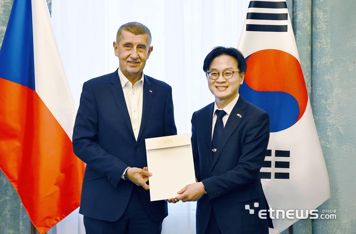 김정관 산업통상부 장관이 16일(현지시간) 체코 총리실 회의실에서 안드레이 바비시(Andrej Babis) 체코 총리에게 이재명 대통령의 친서를 전달하고 있다. 산업부 제공