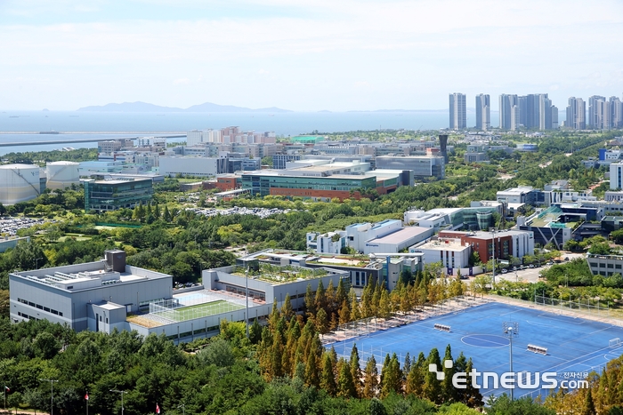 인천 송도국제도시 4공구에 생산 및 연구시설을 확장 중인 셀트리온 모습.