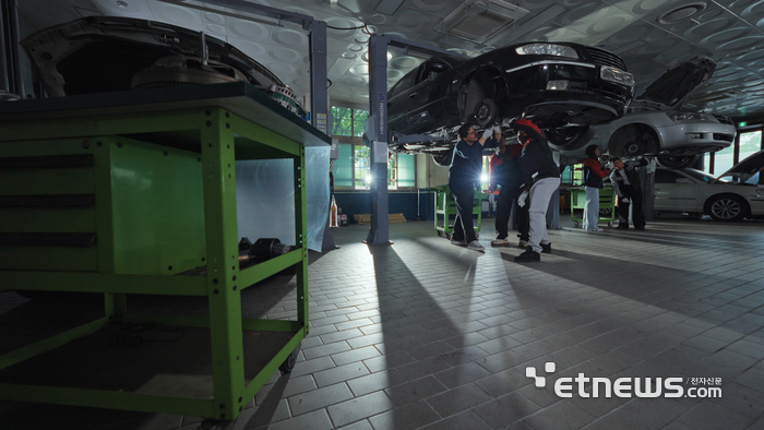 영남이공대 스마트e-자동차과의 섀시 실습실에서 학생들이 실습하고 있다.