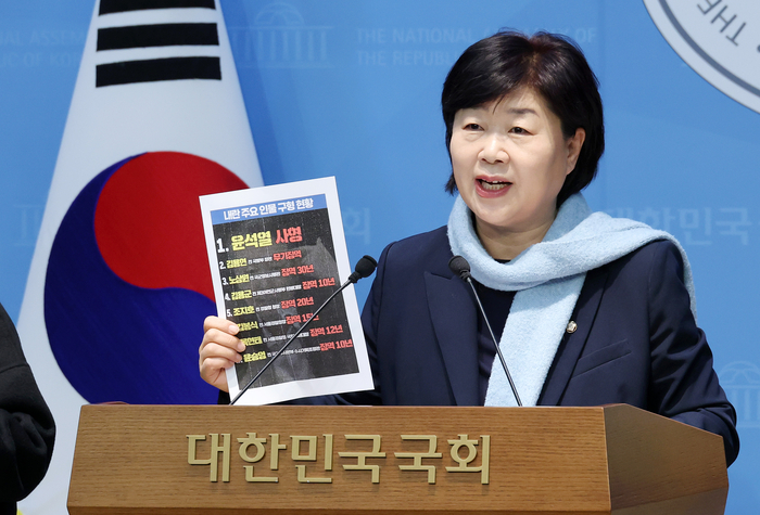 12·3 비상계엄과 관련해 윤석열 전 대통령의 내란 우두머리 혐의 1심 선고를 하루 앞둔 18일 더불어민주당 서영교 의원이 국회 소통관에서 기자회견을 열고 입장을 밝히고 있다.  연합뉴스