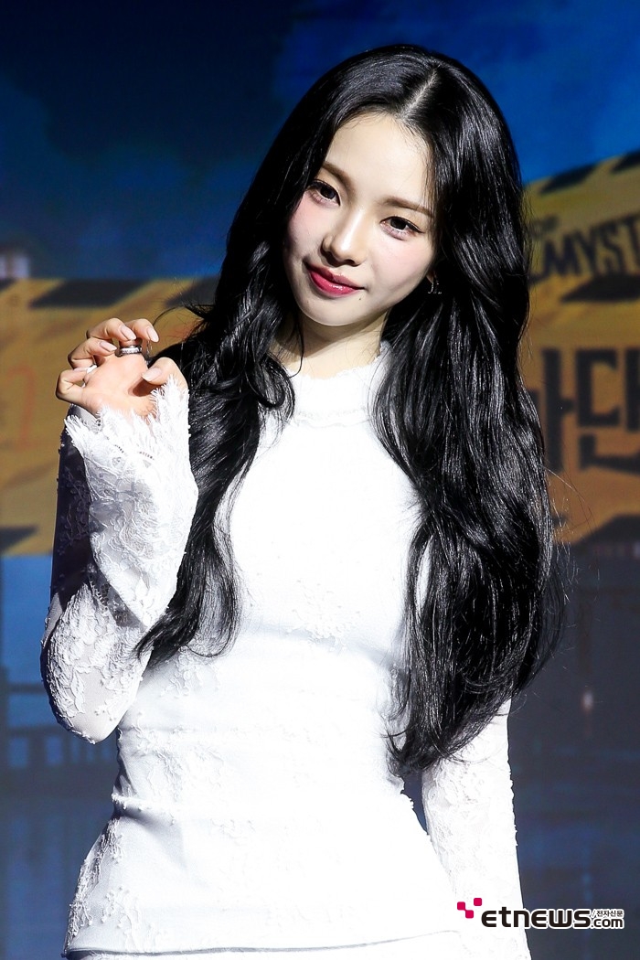 [ET포토] 카리나, '시크한 캣 미소'