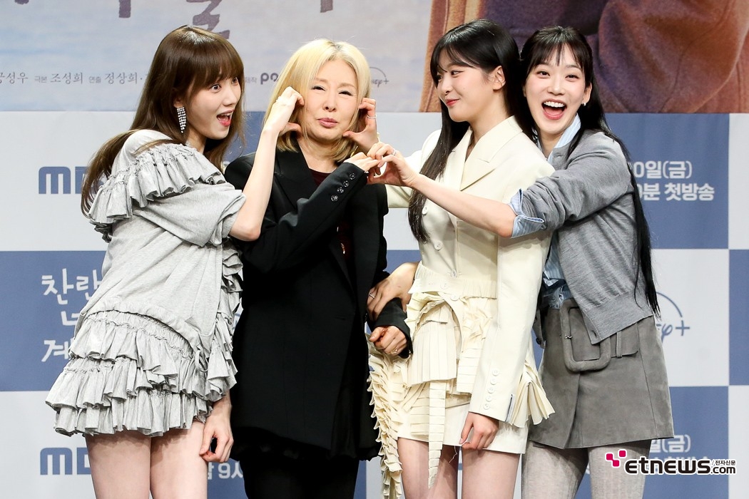 [ET포토] 이성경-이미숙-오예주-한지현, '하트꽃 만발'