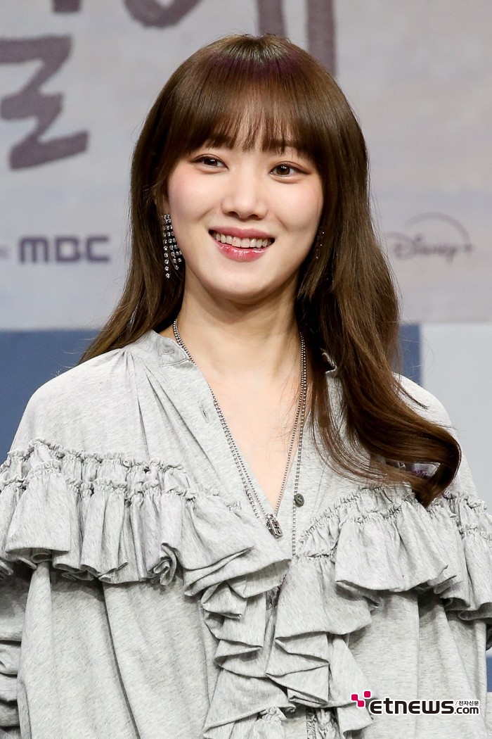 [ET포토] 이성경, '미녀의 친근한 웃음'