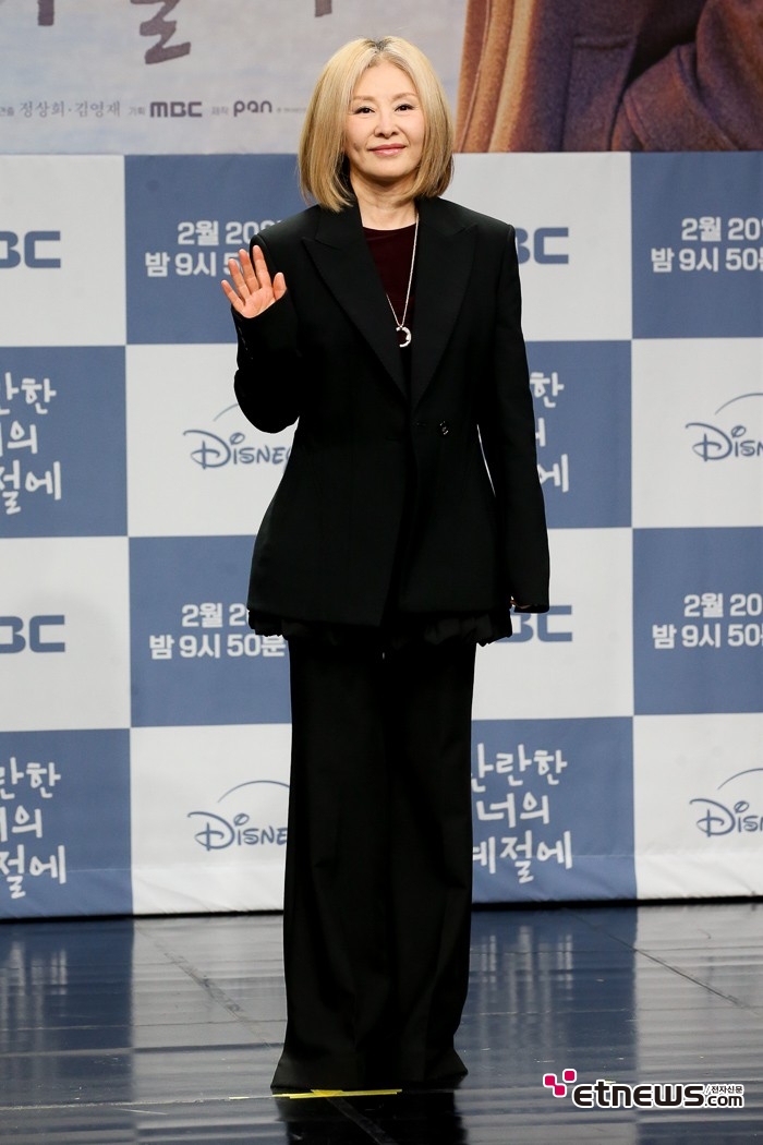 [ET포토] 이미숙, '미니멀한 패션에 금발'