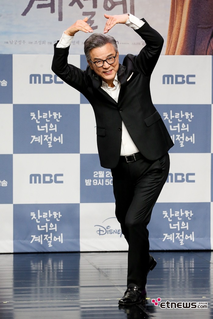 [ET포토] 강석우, '생애 첫 하트는 거하게'