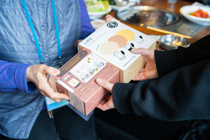 토스뱅크가 설 명절을 맞아 마포·서대문구 독거 어르신에 전달한 명절 먹거리 세트를 전달했다.