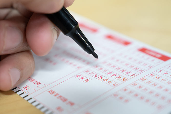 미국에서 한 남성이 22년간 똑같은 번호로 복권을 구매해 온 끝에 결국 350만 달러(약 51억원)에 달하는 1등 상금을 거머쥐었다. 사진=게티이미지