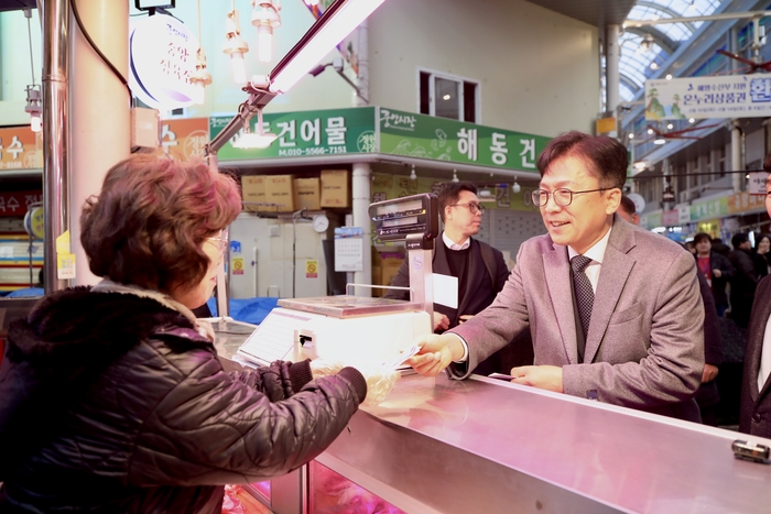 이병권 중소벤처기업부 제2차관이 19일 대전 중앙시장을 방문해 물품을 구입하고 있다.