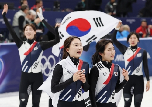 8일(현지시간) 이탈리아 밀라노 아이스스케이팅 아레나에서 열린 2026 밀라노-코르티나담페초 동계올림픽 쇼트트랙 여자 3000m 계주 결승에서 금메달을 따낸 한국 선수들이 세리머니를 하고 있다. 사진=연합뉴스