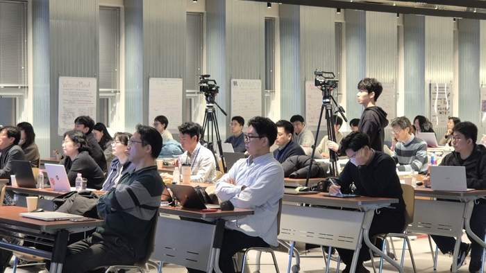 가천대 교수들이 지난 겨울방학 대학 코코네스쿨에서 열린 4주 몰입형 'AI 교육 역량강화 프로그램'에 참여해 강의를 듣고 있다.(사진=가천대)