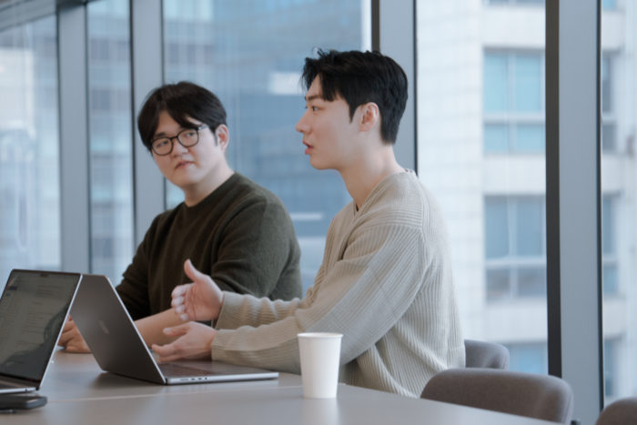 CAGE: 문화 맞춤형 레드티밍 벤치마크 생성 프레임워크 논문에 참여한 김민우 팀장(오른쪽) 등 셀렉트스타 연구팀. ⓒ셀렉트스타