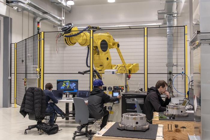 토카막 조립 준비 건물 지하에서 작업자들이 고질라 로봇의 보정(calibration) 작업에 한창인 모습 / ITER