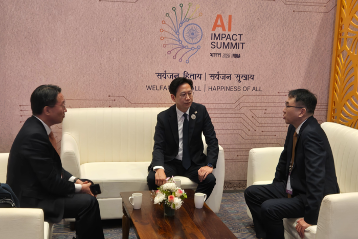 배경훈 부총리(가운데)가 김상부 세계은행 부총재(왼쪽) 등과 인도 AI 영향 정상회의 기간 면담하고 있다. ⓒ과기정통부