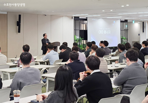 13일 동양생명 본사에서 성대규 대표이사가 임직원에게 경영 전략 방향을 설명하고 있다.(사진=동양생명)