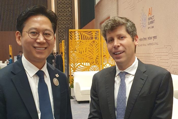 배경훈 부총리(왼쪽)가 샘 올트먼 오픈AI CEO와 '2026 인도 AI 영향 정상회의'에서 만나 사진촬영하고 있다. ⓒ과기정통부