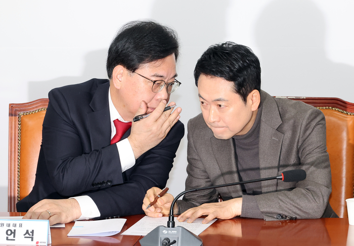 국민의힘 장동혁 대표(오른쪽)와 송언석 원내대표가 19일 국회에서 열린 최고위원회의에서 귀엣말을 나누고 있다. 연합뉴스