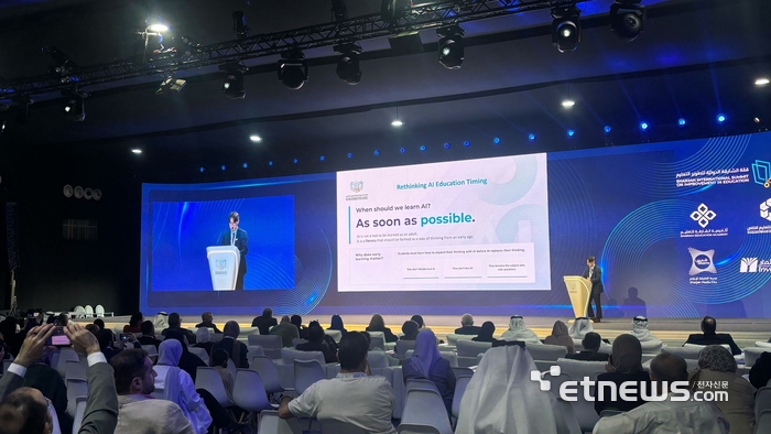 팀모노리스 엄은상 대표가 SISIE 2026에서 한국의 AI 교육 모델을 UAE 교육 현장에 적용하는 방안에 대해 발표하고 있다.