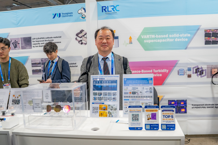 김종수 영남대 교수가 미국 라스베이거스에서 열린 CES 2026 전시 부스에서 자체 개발한 양자 핵심 소재 기술을 소개했다.