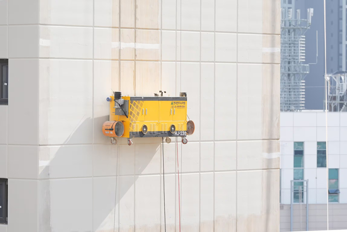 현대엔지니어링과 제이투이앤씨가 공동 개발한 외벽도장로봇 / 현대엔지니어링