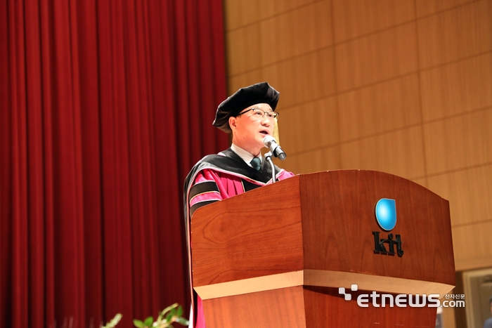 김상호 국립금오공과대학교 총장이 학위수여식에서 인사말을 하고 있다.