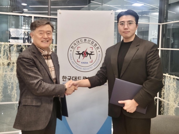 양병희(왼쪽) 한국대드론산업협회 회장과 최강근 익시드테크 대표. 사진=익시드테크