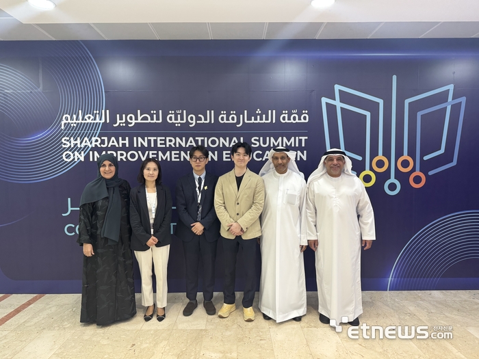 팀모노리스가 샤르자 사립교육청과 교육 혁신 협력을 위한 양해각서(MOU)를 체결했다. (왼쪽부터)샤르자 사립교육청 Muhadditha Alhashimi 총장, KEDI 민윤경 선임연구위원, 팀모노리스 엄은상 대표,  팀모노리스 전종현 대표 등 주요 관계자들이 기념 촬영을 하고 있다.