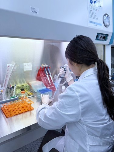 애경산업은 차병원 연구팀과 함께 진행한 '피부 마이크로바이옴의 피부 장벽 기능 영향 규명' 연구 성과를 과학기술논문인용색인(SCI)급 학술지에 게재했다고 20일 밝혔다.