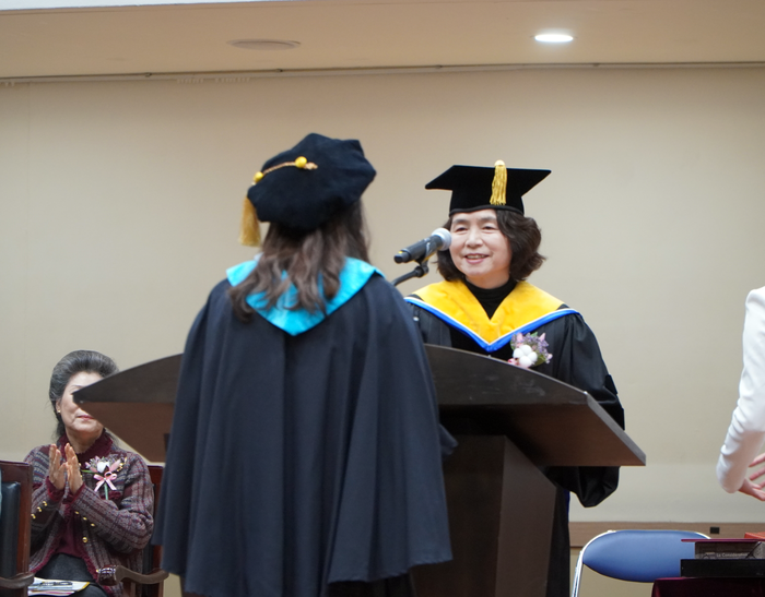 동덕여대 학위수여식에서 김명애 총장이 학위를 수여하고 있다.(사진=동덕여대)