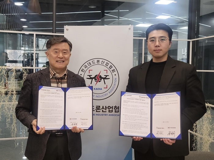 양병희(왼쪽) 한국대드론산업협회 회장과 최강근 익시드테크 대표. 사진=익시드테크