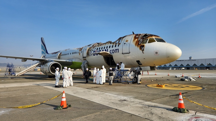 2025년 1월 31일 국토교통부 항공철도사고조사위원회가 김해공항 에어부산 사고 현장 위험관리평가를 진행하고 있다 / 항공철도사고조사위원회