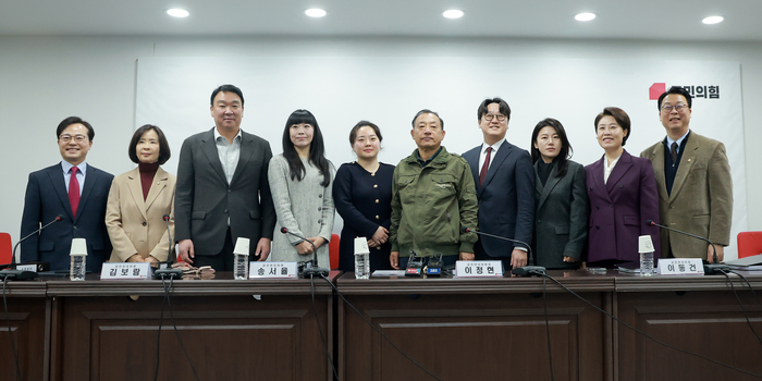 국민의힘 이정현 공천관리위원장이 20일 서울 여의도 국민의힘 중앙당사에서 열린 제9회 전국동시지방선거 중앙당 공관위 제1차 회의에 참석해 기념 촬영하고 있다. 연합뉴스