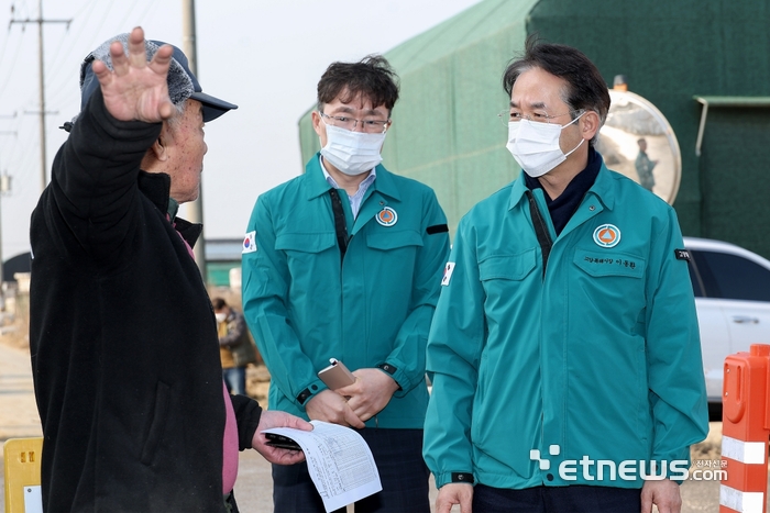 이동환 고양시장(오른쪽)이 20일 관내 구제역이 발생한 농가를 방문해 방역 상황을 점검했다.