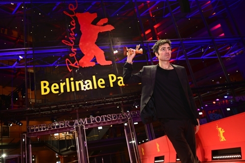 황금곰상 든 튀르키예계 독일 감독 일케르 차탁. 사진=연합뉴스