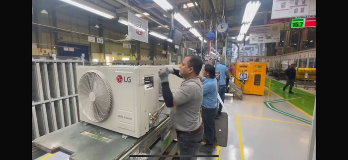 LG전자 사우디아라비아 현지 생산 라인에서 직원들이 작업하고 있다.