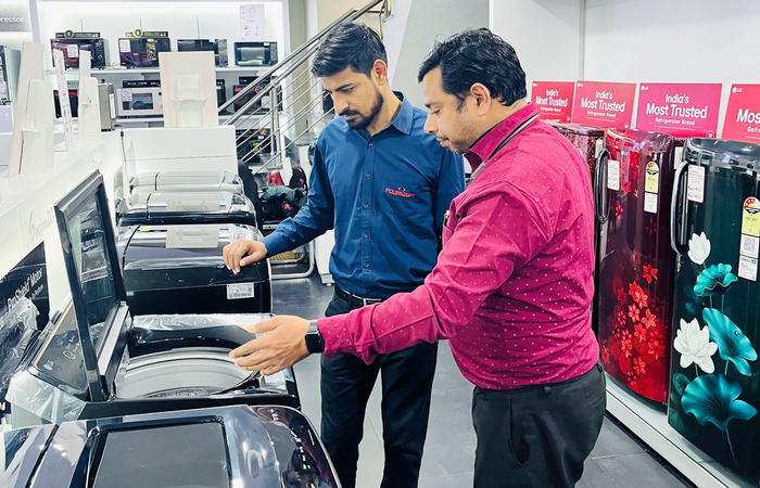 인도 가전 매장에서 고객이 LG전자 현지 전용 가전 '에센셜 시리즈'를 살펴보고 있다.