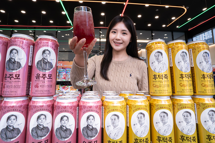 세븐일레븐은 셰프 후덕죽, 윤나라와 함께 차례로 선보인 하이볼 2종이 출시 3주 만에 누적 판매량 20만개를 넘어섰다고 22일 밝혔다.