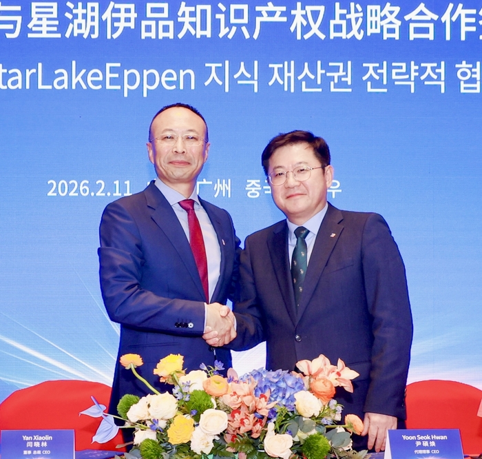 지난 11일 중국 광저우에서 열린 라이신 제품 기술 라이선스 계약 체결식에서 윤석환 CJ제일제당 대표(오른쪽)와 엔 샤오린 싱후이핀 대표가 기념촬영을 하고 있다.