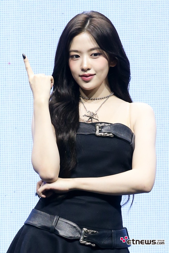 [ET포토] 아이브 안유진, '블랙~네일'