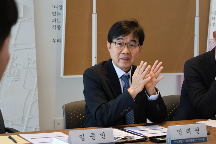 인태연 소상공인시장진흥공단 이사장이  지난 20일 수원 남문시장 및 행궁동 일대를 방문해 현장 간담회를 진행하고 있다.