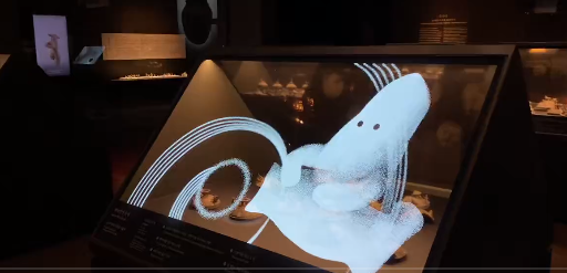 국립중앙박물관에 설치된 투명 OLED. 토우 속 이야기를 프리즘 쇼케이스하고 있다. 〈사진 디스플레이산업협회 제공〉