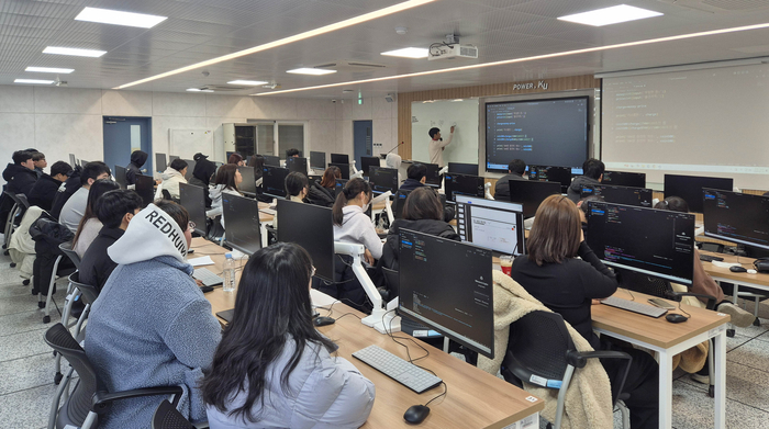 경남대 소프트웨어중심대학사업단이 운영한 '입학 전 SW 교육 프로그램'에 참여한 2026학년도 신입생들이 수업을 경청하고 있다.