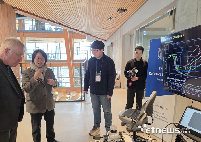 미국 UC샌디에이고 헨릭 크리스텐슨 교수(왼쪽)가 김아영 서울대 기계공학부 교수(왼쪽에서 두번째)로부터 로봇 시스템에 대한 설명을 듣고 있다.