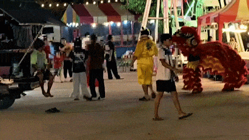 태국 경찰이 사자탈을 쓰고 접근해 절도 용의자를 체포하는 모습. 사진=엑스 캡처