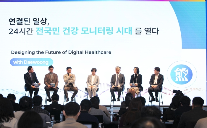 (사진 왼쪽부터) 박형철 대웅제약 ETC본부장, 이영신 씨어스테크놀로지 대표, 양문술 대한병원협회 미래헬스케어위원회 위원장, 이규민 중소병원간호사회 회장, 아이쿱 조재형 대표, 스카이랩스 박선희 상무, 퍼즐에이아이 김용식 대표가 23일 서울 동대문 JW메리어트호텔에서 열린 대웅제약의 디지털 헬스케어 비전 간담회에서 질의응답에 답하고 있다.