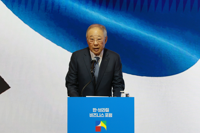 류진 한국경제인협회 회장이 23일 서울 소공동 롯데호텔에서 열린 '한-브라질 비즈니스 포럼'에 참석해 인사말을 하고 있다.