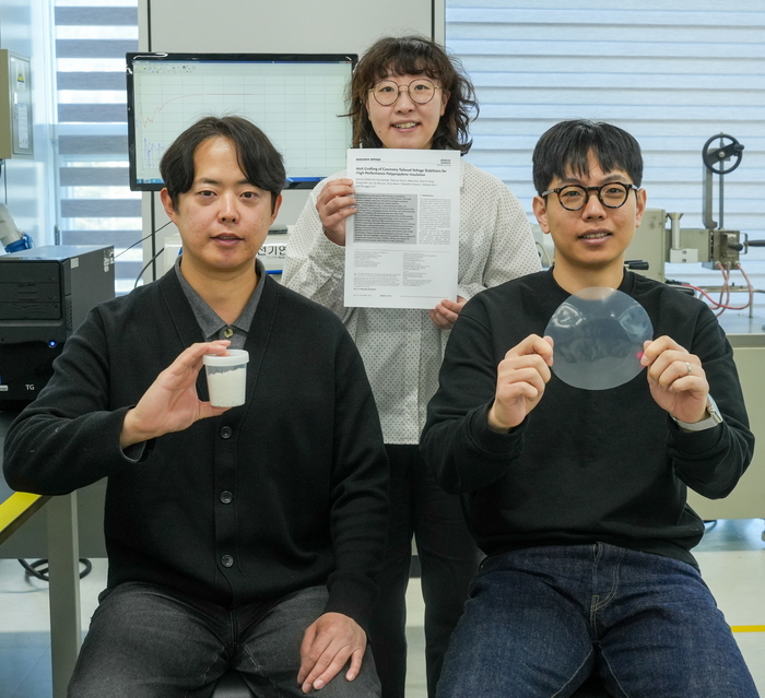 절연 소재인 폴리프로필렌 성능 한계를 넘는 공정 신기술을 개발한 한국전기연구원 절연재료연구센터 유승건 박사와 김민희, 친환경전력기기연구센터 박사 권익수 전력케이블연구센터 박사(앞줄 왼쪽부터 시계방향으로).